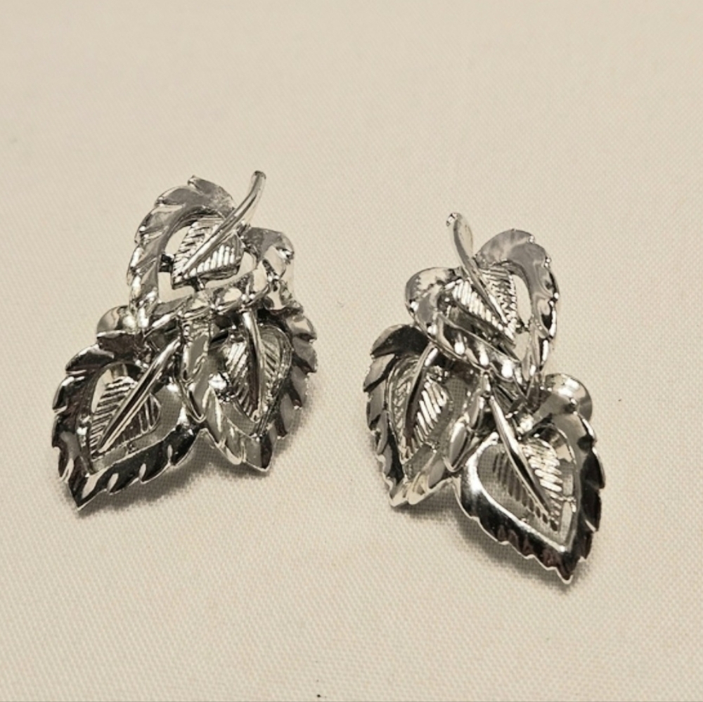 Vintage Silver Tone Textured Leaf Classic Nature-Inspire Clip-On Earrings